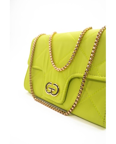 Borsa rigida verde acido trapuntata con logo centrale bottone magnetico e catenella regolabile dorata Borsa rigida verde acido trapuntata con logo centrale bottone magnetico e catenella regolabile dorata