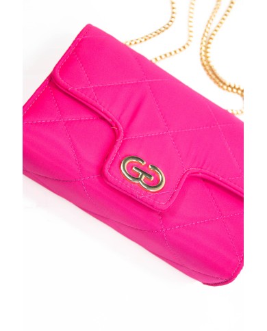 Borsa rigida fucsia trapuntata con logo centrale bottone magnetico e catenella regolabile dorata Borsa rigida fucsia trapuntata con logo centrale bottone magnetico e catenella regolabile dorata