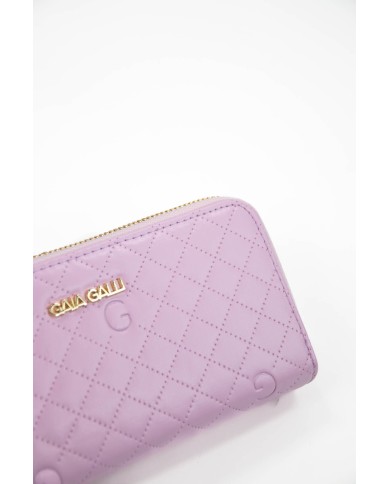 Portafoglio rosa con due scompartimenti compreso di portadocumenti chiusura a cerniera logo frontale in oro Portafoglio rosa con due scompartimenti compreso di portadocumenti chiusura a cerniera logo frontale in oro