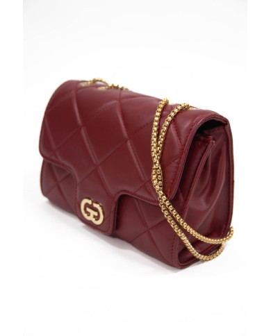 Borsa rigida bordeux trapuntata con logo centrale bottone magnetico e catenella regolabile dorata Borsa rigida bordeux trapuntata con logo centrale bottone magnetico e catenella regolabile dorata