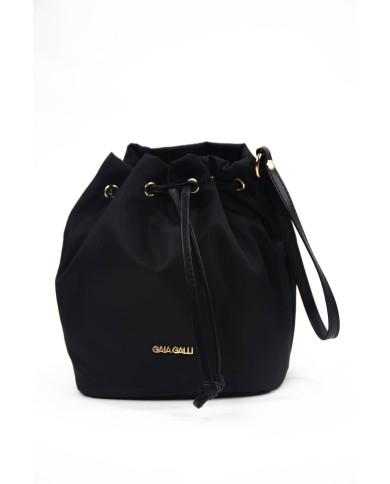 Borsa pochette nera effetto liscio no tracolla chiusura a laccio logo frontale in oro Borsa pochette nera effetto liscio no tracolla chiusura a laccio logo frontale in oro