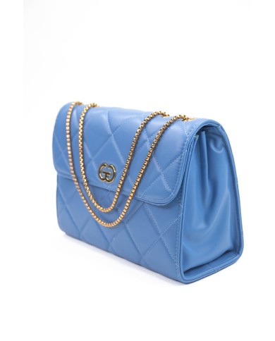 Borsa azzurra a spalla due scomparti chiusura a patta magnetica tracolla a catena fissa logo frontale in oro Borsa azzurra a spalla due scomparti chiusura a patta magnetica tracolla a catena fissa logo frontale in oro