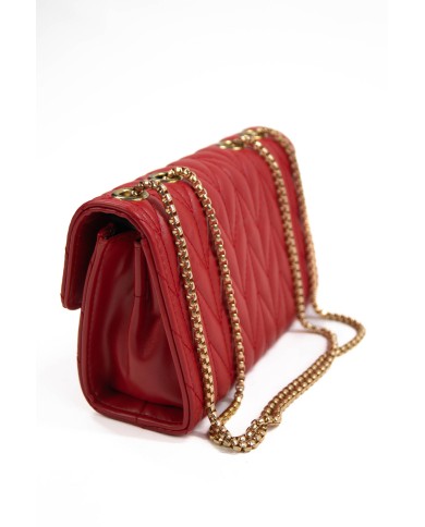 Borsa rossa piccola rigida patch centrale con logo chiusura con bottone a scatto manici color oro Borsa rossa piccola rigida patch centrale con logo chiusura con bottone a scatto manici color oro