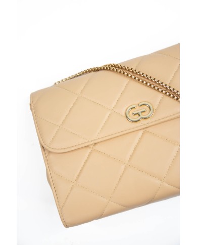 Borsa beige a spalla due scomparti chiusura a patta magnetica tracolla a catena fissa logo frontale in oro Borsa beige a spalla due scomparti chiusura a patta magnetica tracolla a catena fissa logo frontale in oro