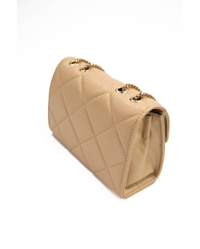 Borsa rigida beige trapuntata con logo centrale bottone magnetico e catenella regolabile dorata Borsa rigida beige trapuntata con logo centrale bottone magnetico e catenella regolabile dorata
