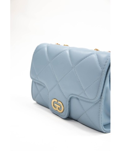 Borsa rigida celeste trapuntata con logo centrale bottone magnetico e catenella regolabile dorata