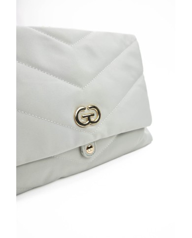 Borsa morbida verde a tracolla con chiusura bottone a scatto e logo centrale Borsa morbida verde a tracolla con chiusura bottone a scatto e logo centrale