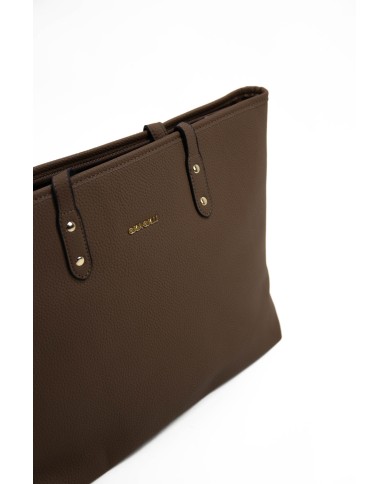 Borsa rigida marrone grande a spalla con logo frontale in oro chiusura con cerniera doppio spazio interno Borsa rigida marrone grande a spalla con logo frontale in oro chiusura con cerniera doppio spazio interno