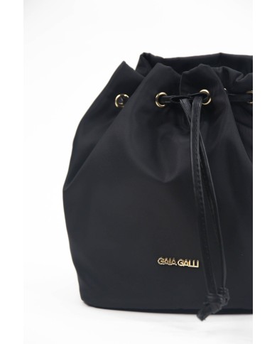 Borsa pochette nera effetto liscio no tracolla chiusura a laccio logo frontale in oro Borsa pochette nera effetto liscio no tracolla chiusura a laccio logo frontale in oro