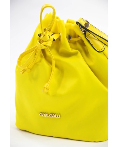 Borsa pochette gialla effetto liscio no tracolla chiusura a laccio logo frontale in oro Borsa pochette gialla effetto liscio no tracolla chiusura a laccio logo frontale in oro